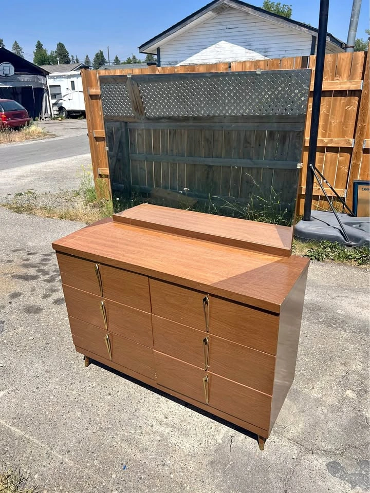 Vintage 9-Drawer Dresser with Mirror – Mid-Century Modern Style