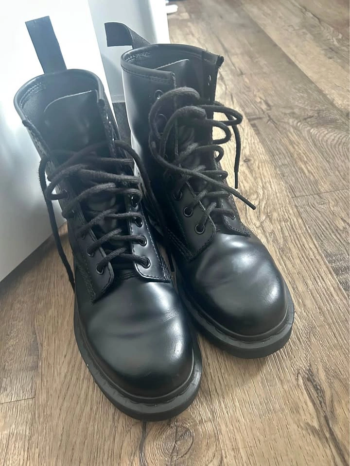 DR MARTENS mono leather boots