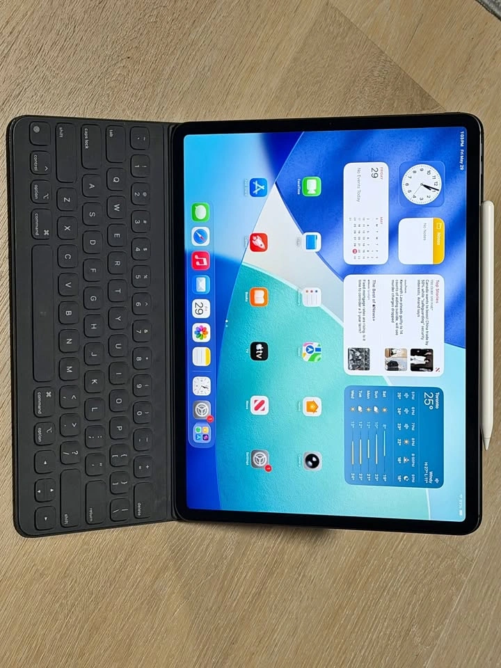 iPad Pro 12.9 4th Gen 128GB Cellular Bundle with Accessories