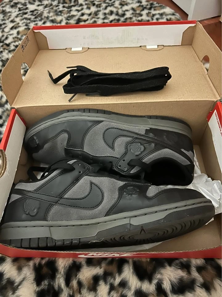 Nike dunk Black Roses