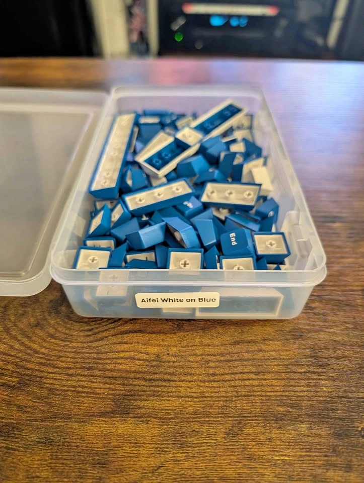 Aifei White on Blue Keycaps