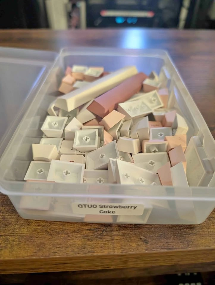 QTUO Strawberry Cake Keycap Set