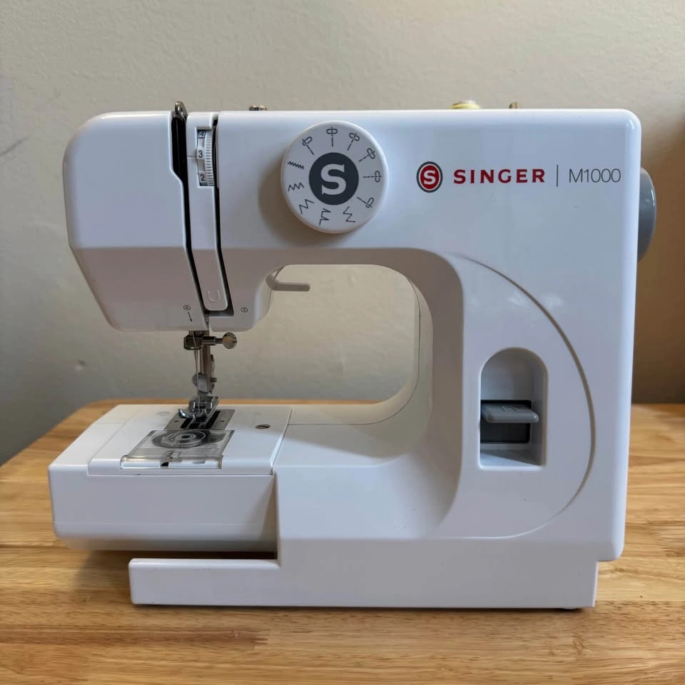 Singer M1000 Portable Mending Machine - good condition - photo 2
