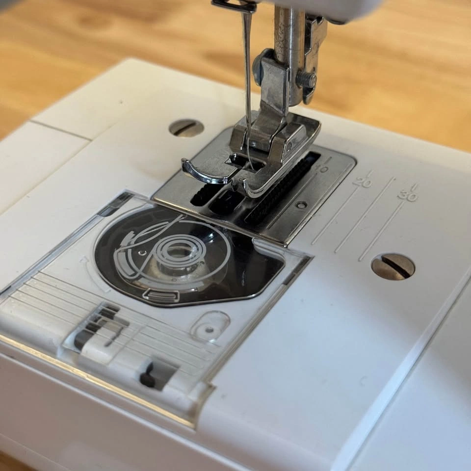 Singer M1000 Portable Mending Machine - good condition - photo 3