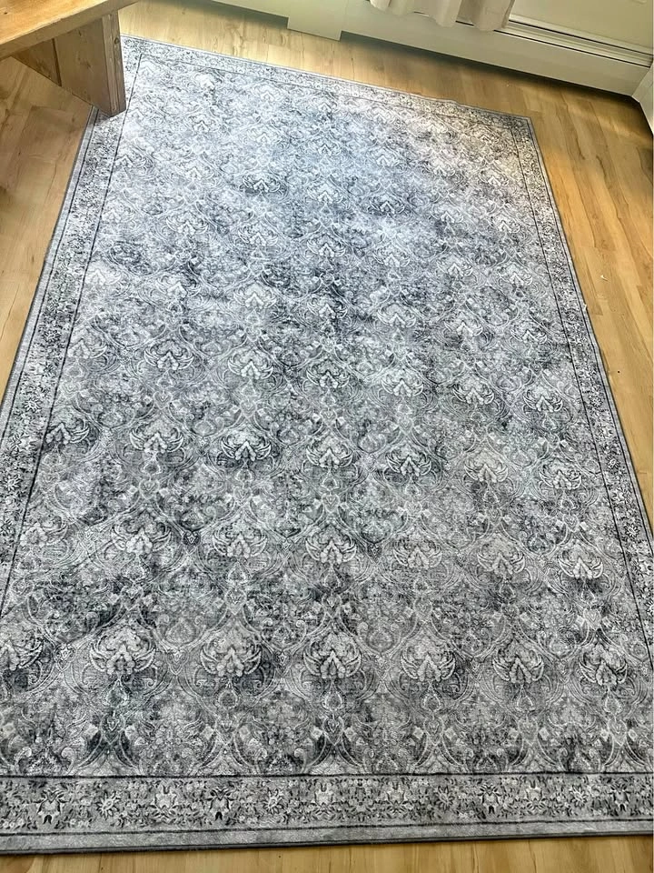 9' × 6' Grey Vintage-Style Area Rug – Excellent Condition