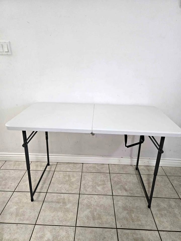 Foldable table with handle