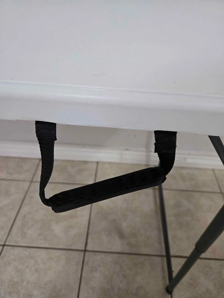 Foldable table with handle - photo 2