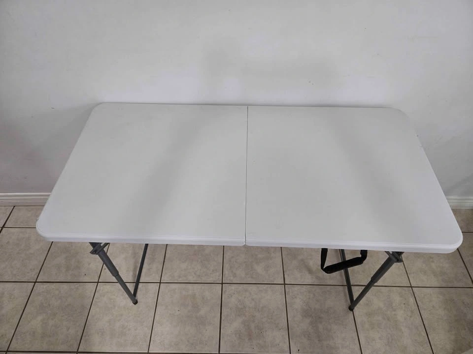 Foldable table with handle - photo 4