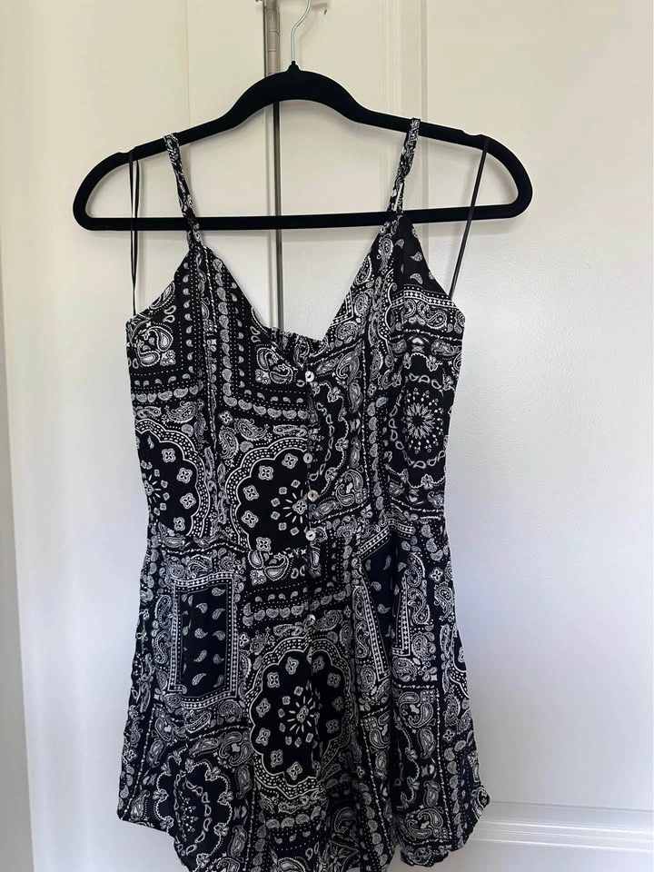 Brand new & never worn dress available in sizes S, M & L - photo 4