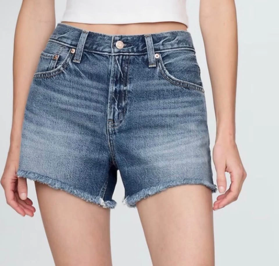 NWOT GAP 4" Mid Rise UltraSoft Relaxed Cutoff Denim shorts - photo 2