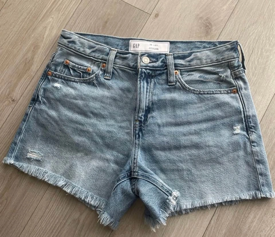 NWOT GAP 4" Mid Rise UltraSoft Relaxed Cutoff Denim shorts - photo 3