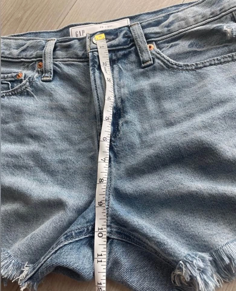 NWOT GAP 4" Mid Rise UltraSoft Relaxed Cutoff Denim shorts - photo 4