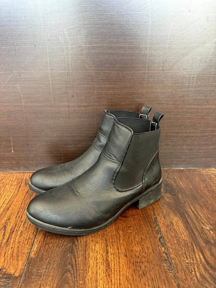 New street wear society boots - size 7