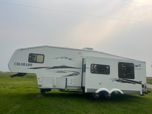 Dutchmen Colorado (Four Seasons) Fifth Wheel Trailer - photo 2
