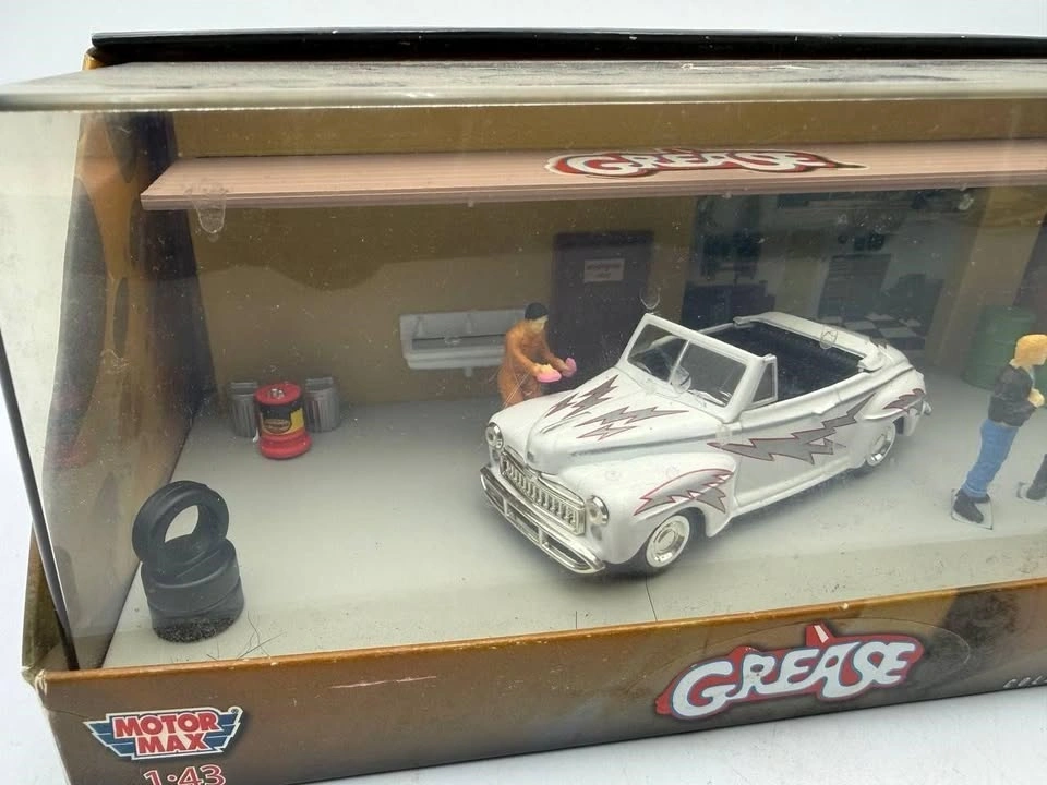 Grease 1948 Ford Deluxe Garage Diorama 1:43 - photo 2