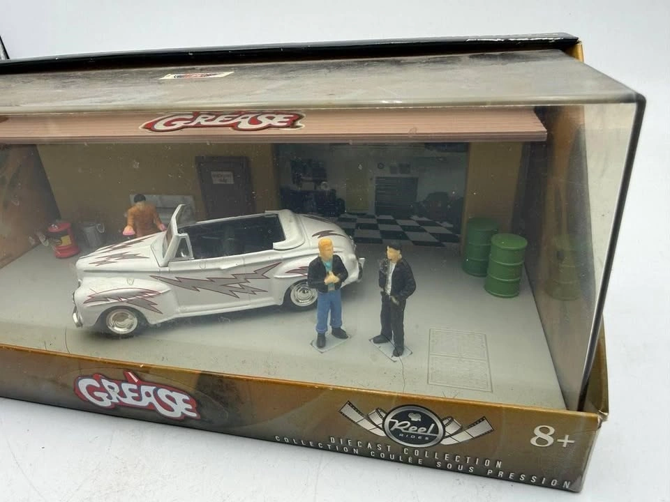 Grease 1948 Ford Deluxe Garage Diorama 1:43 - photo 3
