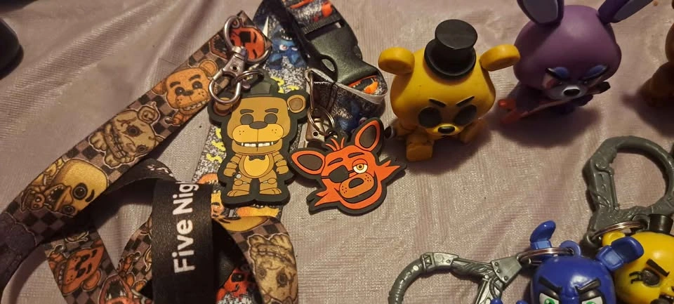 FIVE NIGHTS AT FREDDY'S KEYCHAINS - photo 2