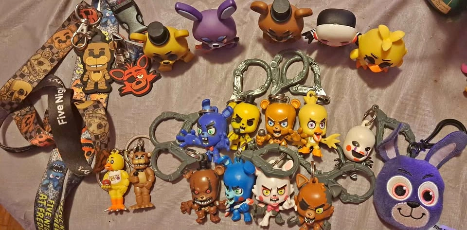 FIVE NIGHTS AT FREDDY'S COLLECTABLES