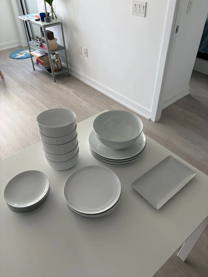 Crate & Barrel Dinnerware Set for 5 – 22 Pieces - photo 2