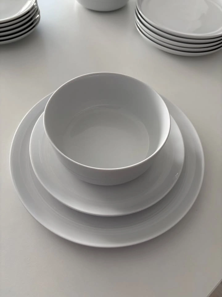 Crate & Barrel Dinnerware Set for 5 – 22 Pieces - photo 4
