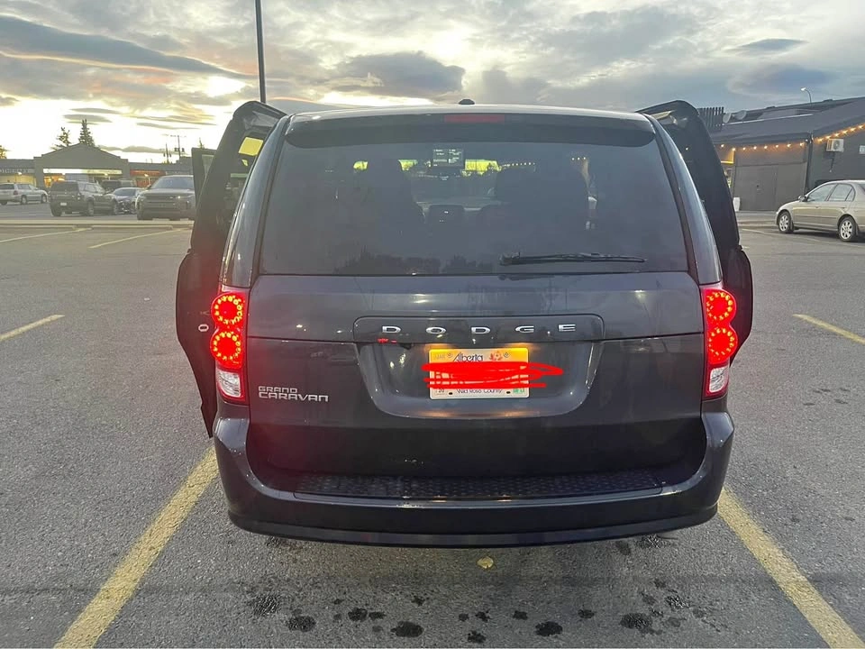 2014 Dodge Caravan SXT (Low mileage)