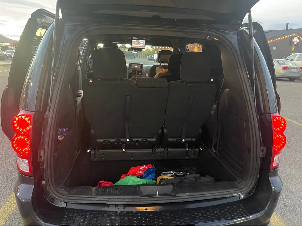 2014 Dodge Caravan SXT (Low mileage) - photo 2