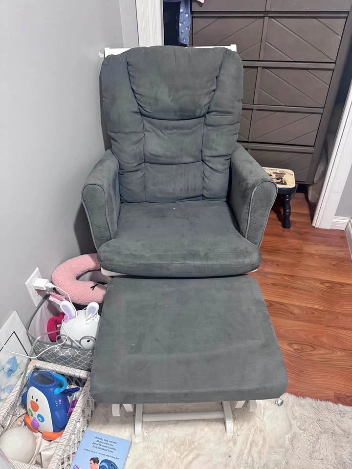 Graco Sterling Semi-Upholstered Glider and Nursing Ottoman