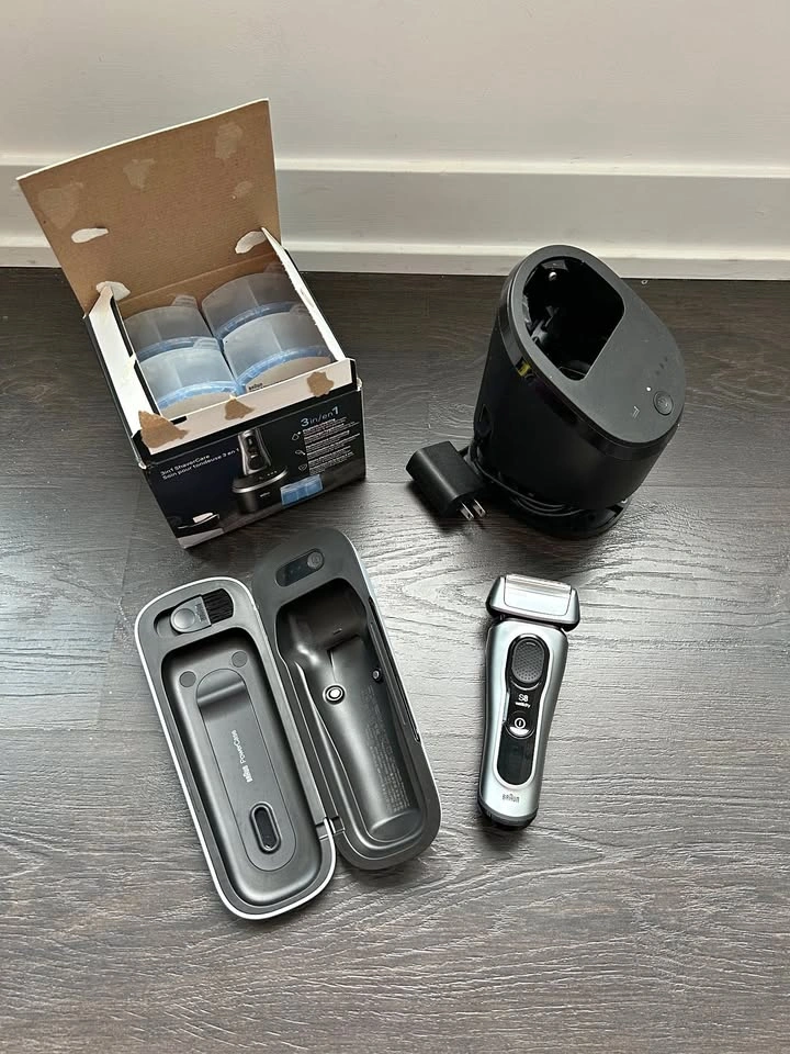 Braun Series 8 Wet & Dry Shaver + PowerCase & Accessories