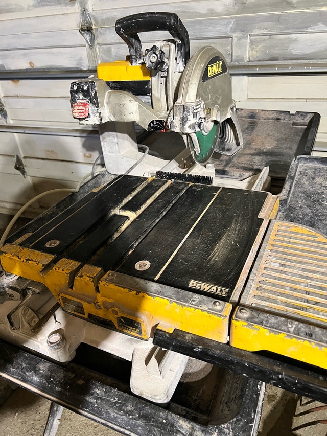 DEWALT 10-inch Wet Tile Saw with Stand D24000S