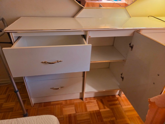 White w/Gold Accent Bedroom Set – Dresser, Chest & 2 Nightstands - photo 2