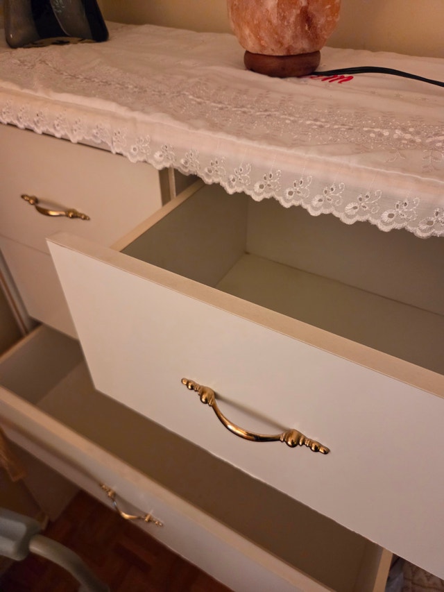 White w/Gold Accent Bedroom Set – Dresser, Chest & 2 Nightstands - photo 4