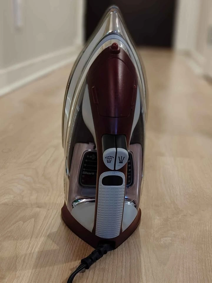 Shark Professional 1800W Steam Iron - photo 2