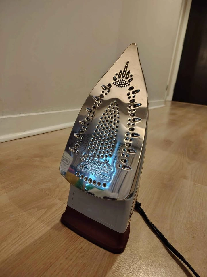 Shark Professional 1800W Steam Iron - photo 3