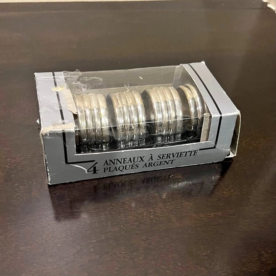 Set of 4 Silver Plated Round Napkin Rings In Original Box