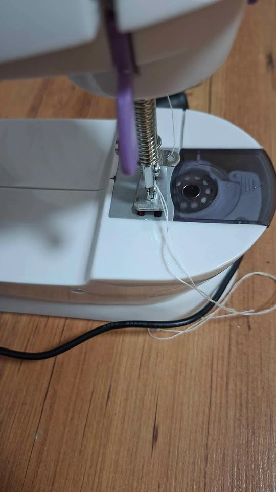 Broken sewing machine - photo 3