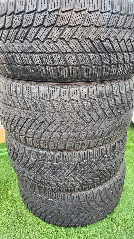 235/55/18 Michelin winter tires 95% tread image indicator(2)
