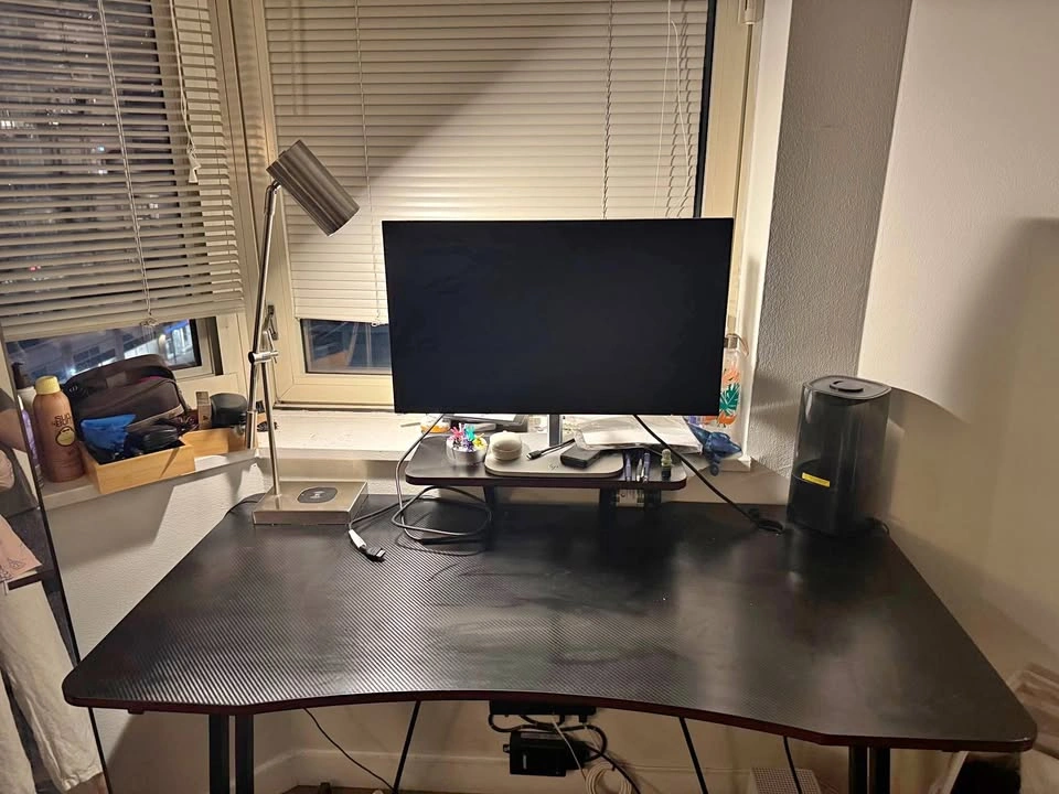 Carbon fiber desk + FREE Monitor