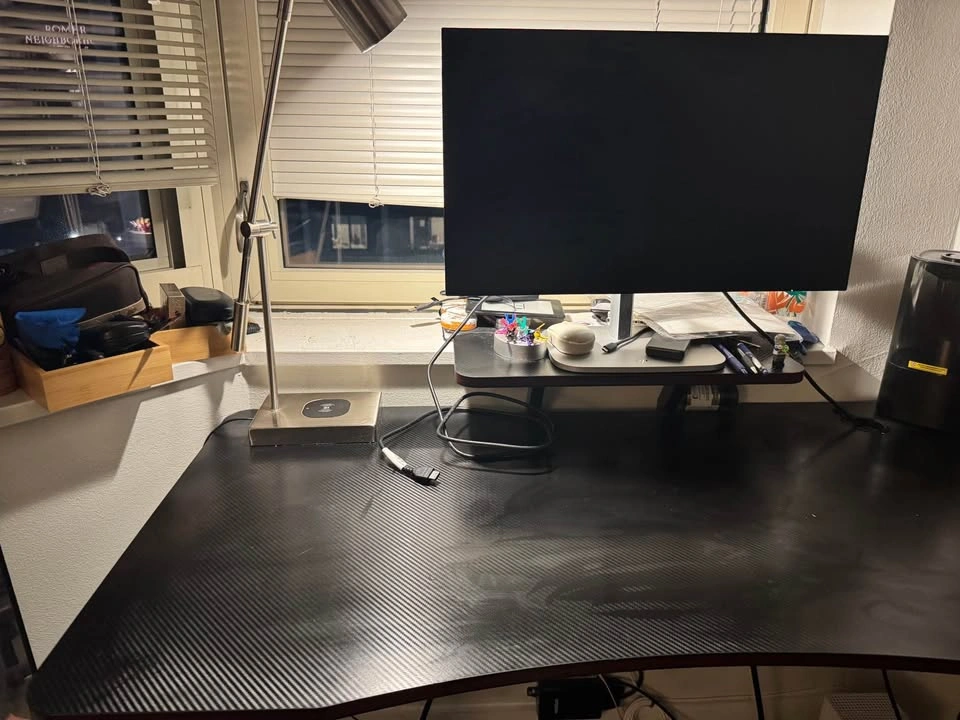 Carbon fiber desk + FREE Monitor - photo 2