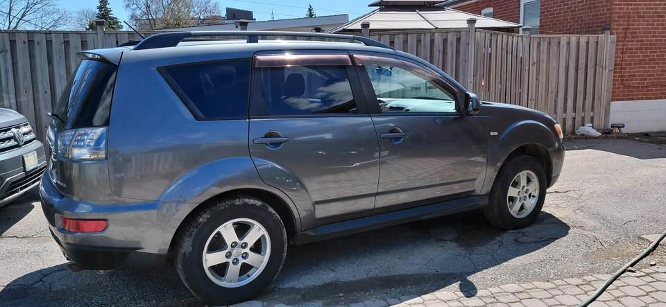 2011 Mitsubishi Outlander - photo 2