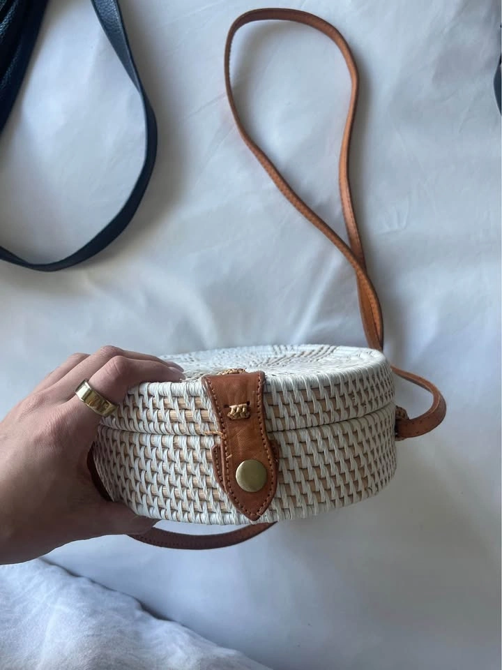 White Woven Rattan Round Crossbody Bag - photo 3