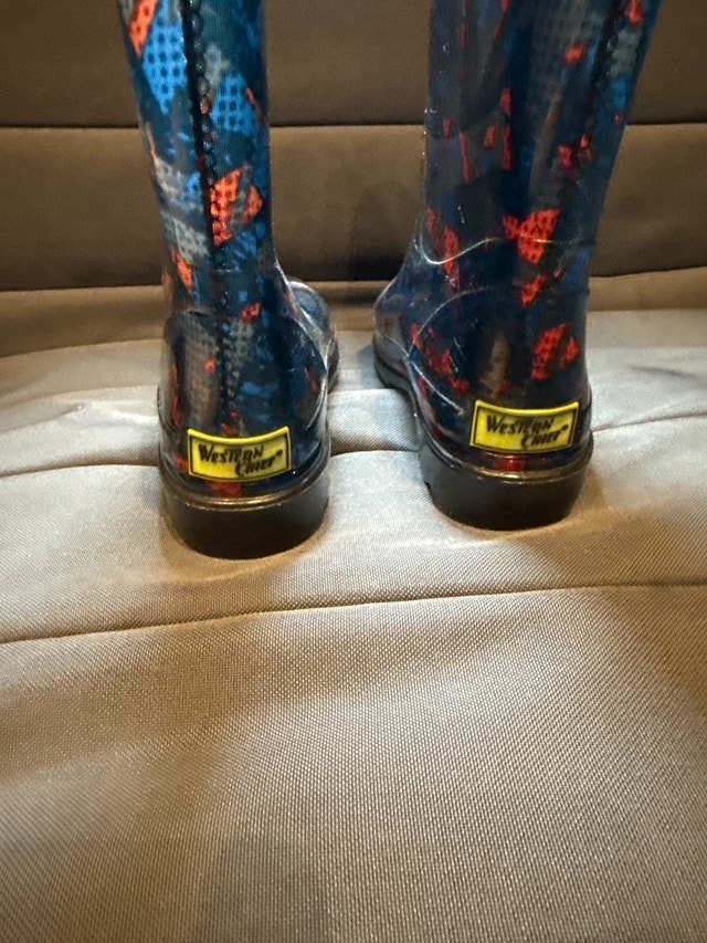 Kids Light Up Rain Boots - Size 1 (New) - photo 2