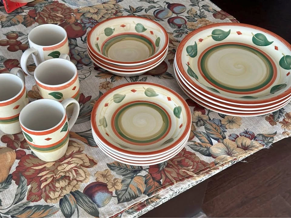 16-Piece Leaf Pattern Dinnerware Set - Plates, Bowls, and Mugs