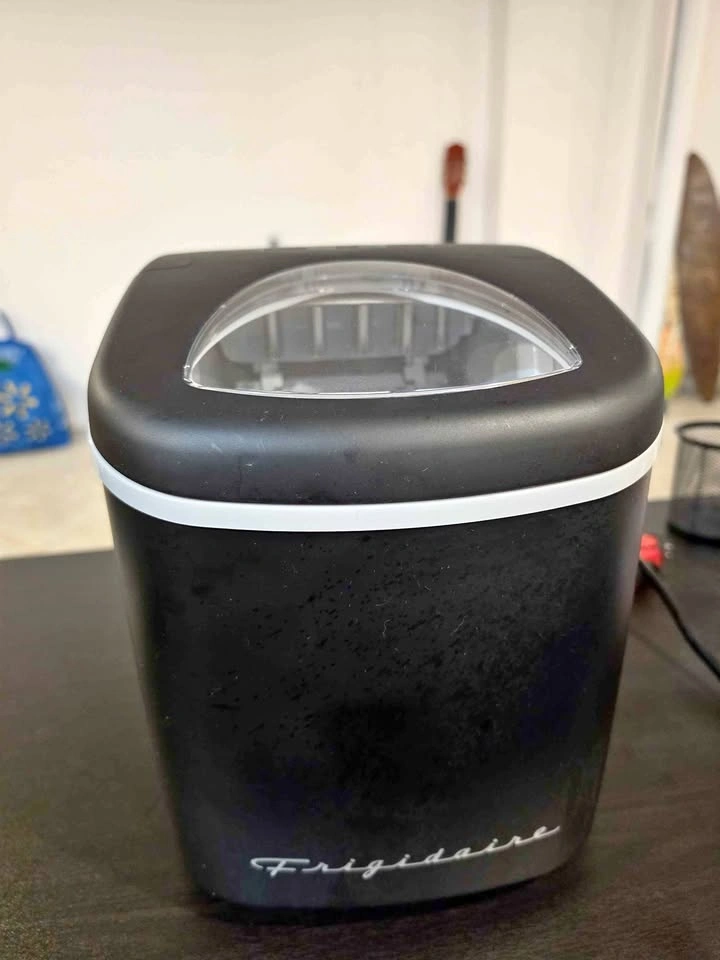 Frigidaire Retro Compact Ice Maker