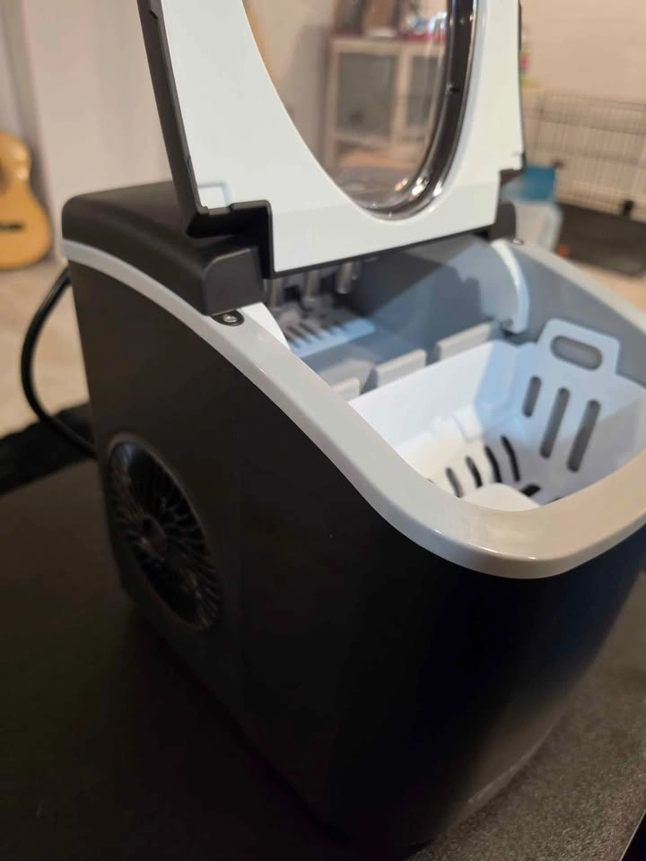 Frigidaire Retro Compact Ice Maker - photo 3