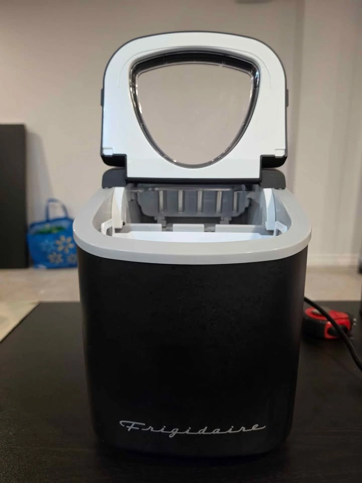 Frigidaire Retro Compact Ice Maker - photo 5