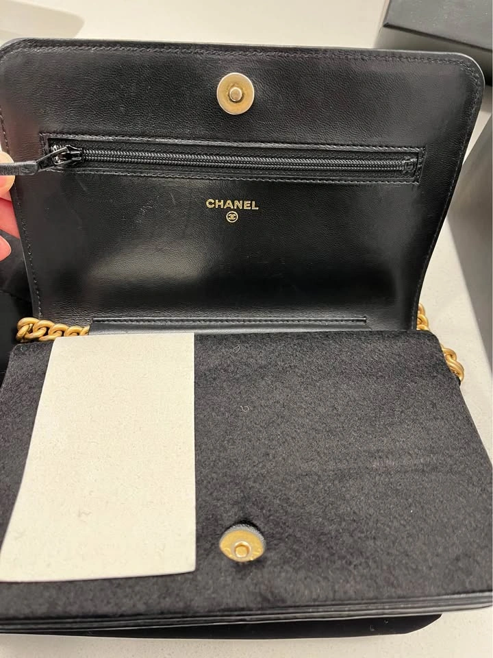 Authentic Chanel Boy WOC-Black Lambskin w: Aged Gold hardware - photo 4