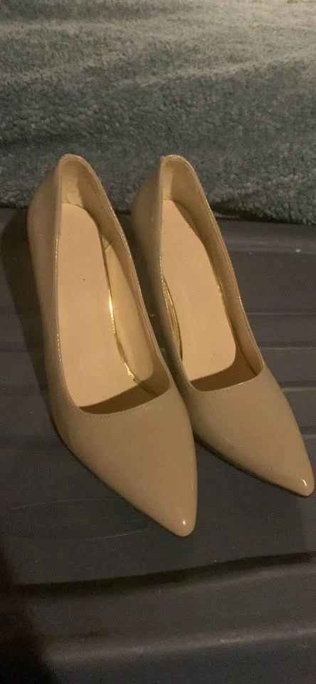 Women’s size 8 heels