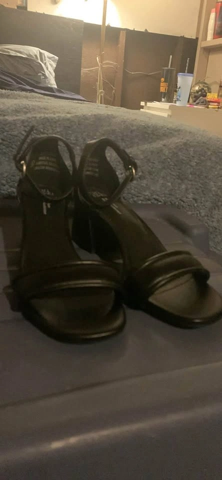 Women’s size 8 heels