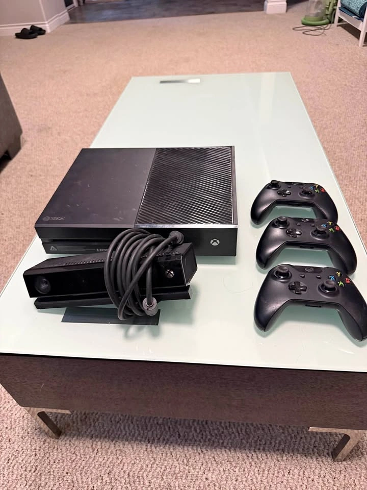 Xbox one with Kinect and 3 controllers