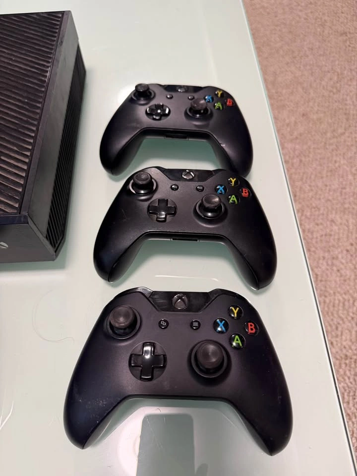 Xbox one with Kinect and 3 controllers - photo 2